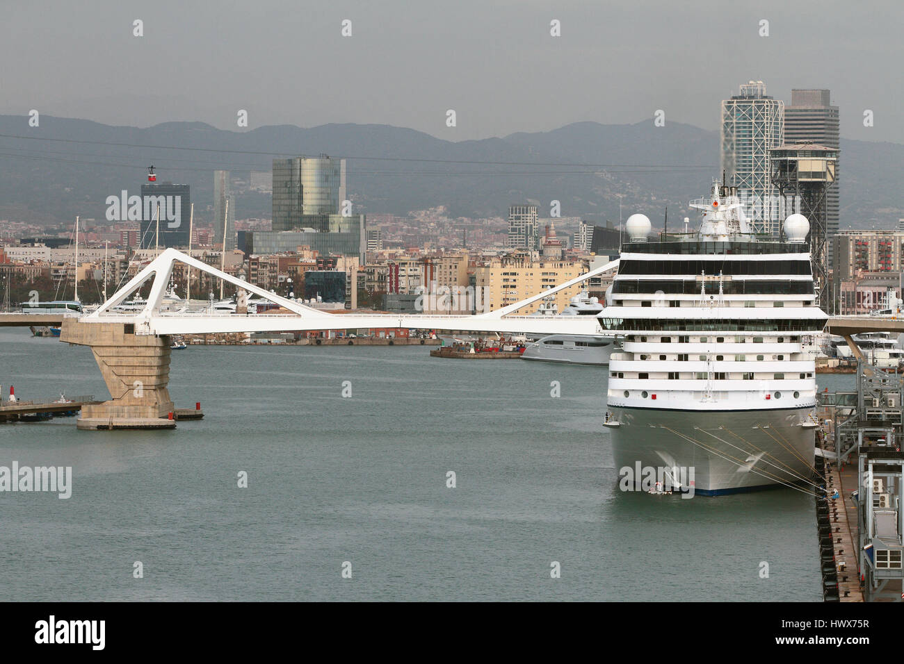Crucero en el parking en el puerto. Barcelona, España Fotografía de stock -  Alamy