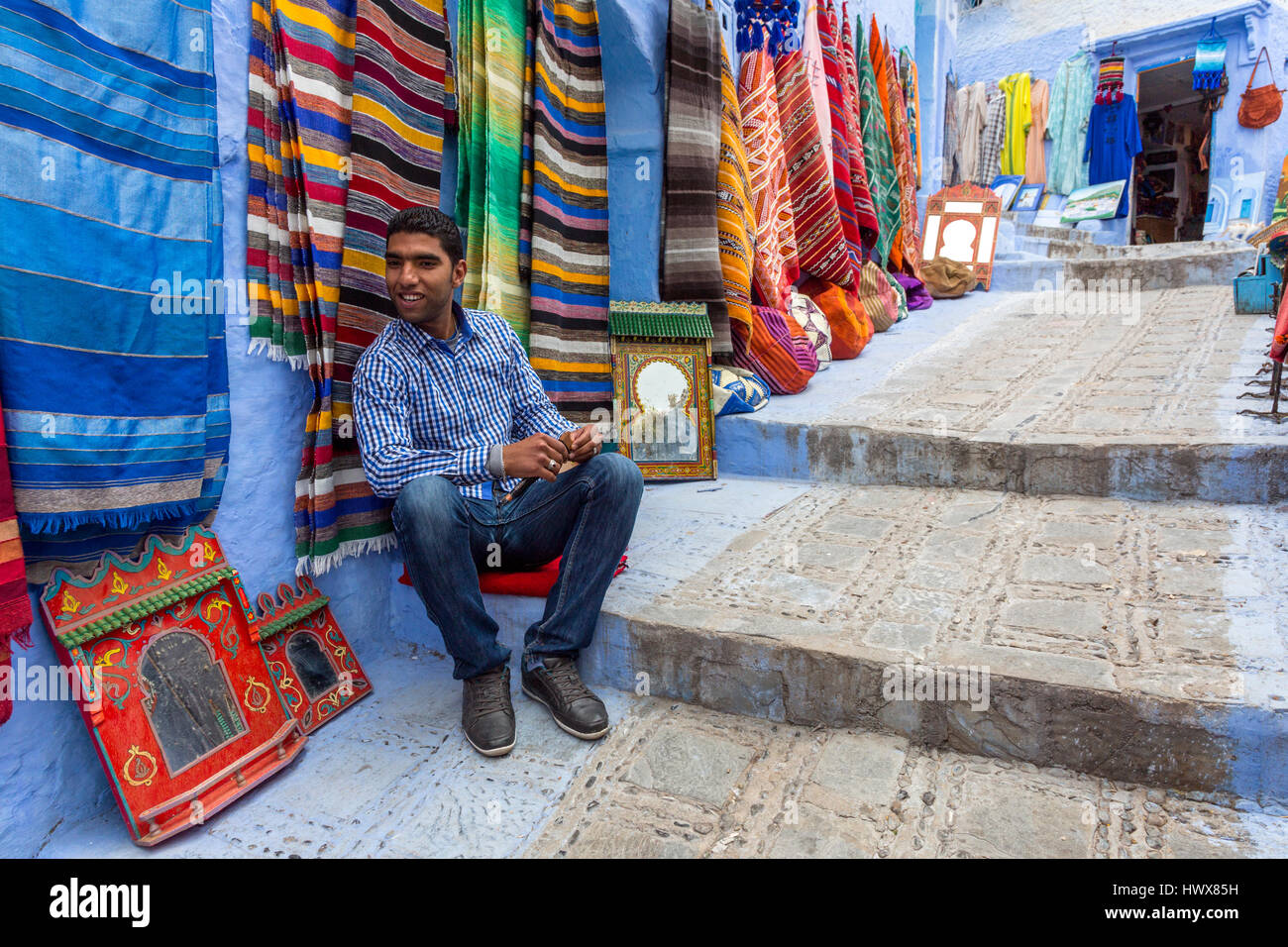 Chefchaouen, Marruecos. Vendedor de alfombras y telas en la Medina. Foto de stock