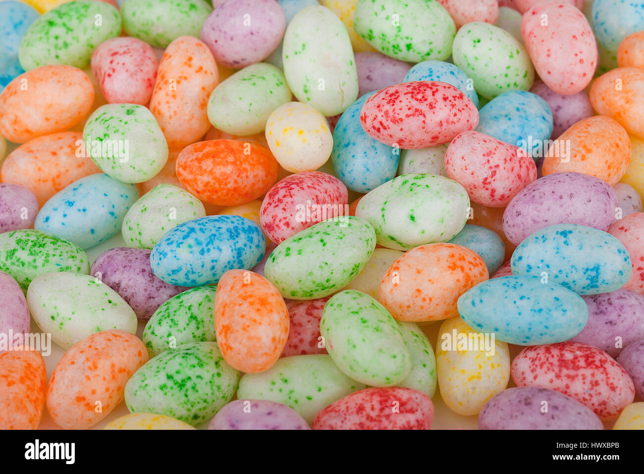 Closeup de coloridos huevos de Pascua. La Pascua Jelly Beans. Foto de stock