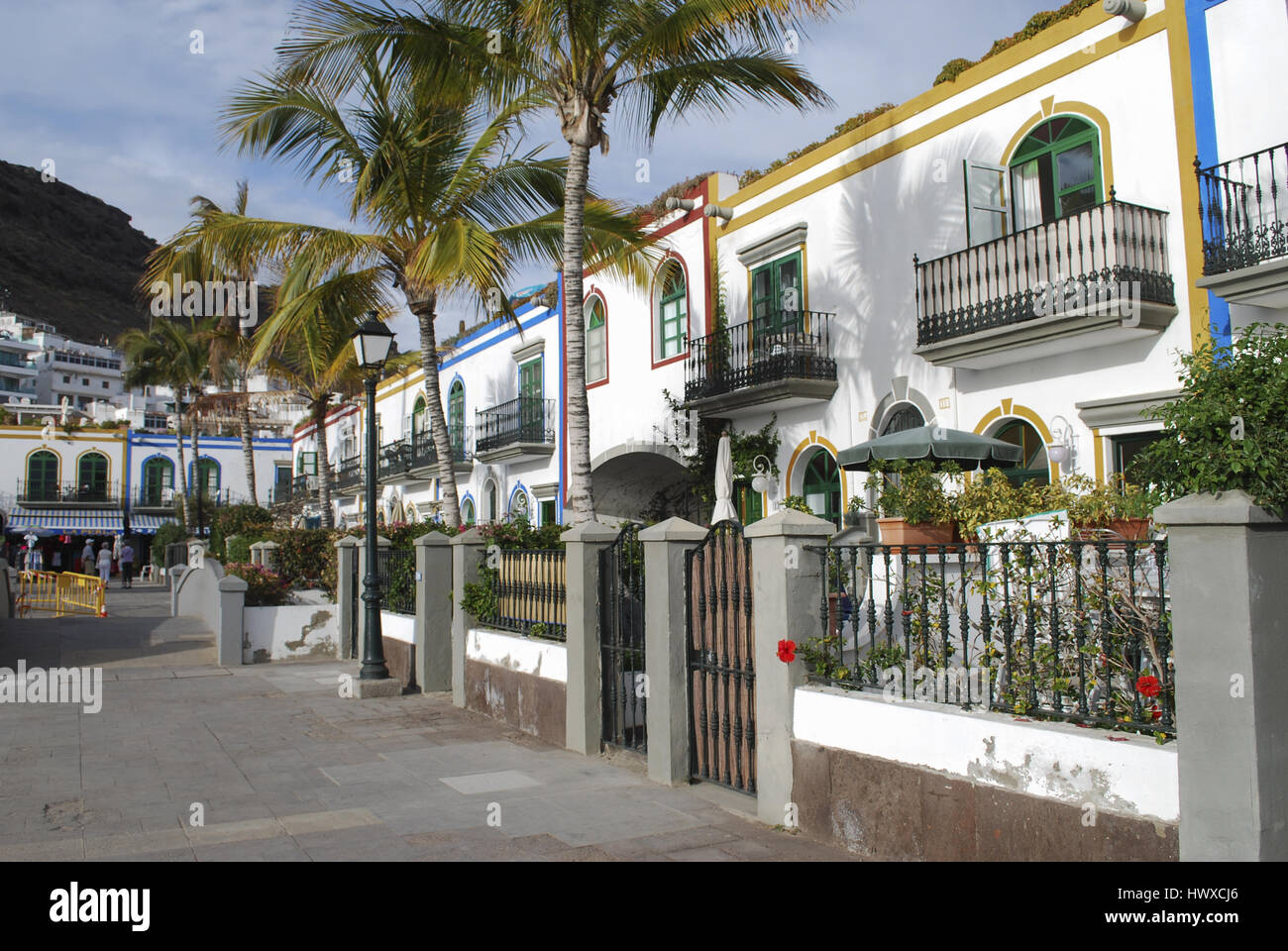 Casas blancas, palmeras, flores florecen en el tiempo de la tarde. Street  View, Puerto de Mogán, Gran Canaria, España Fotografía de stock - Alamy