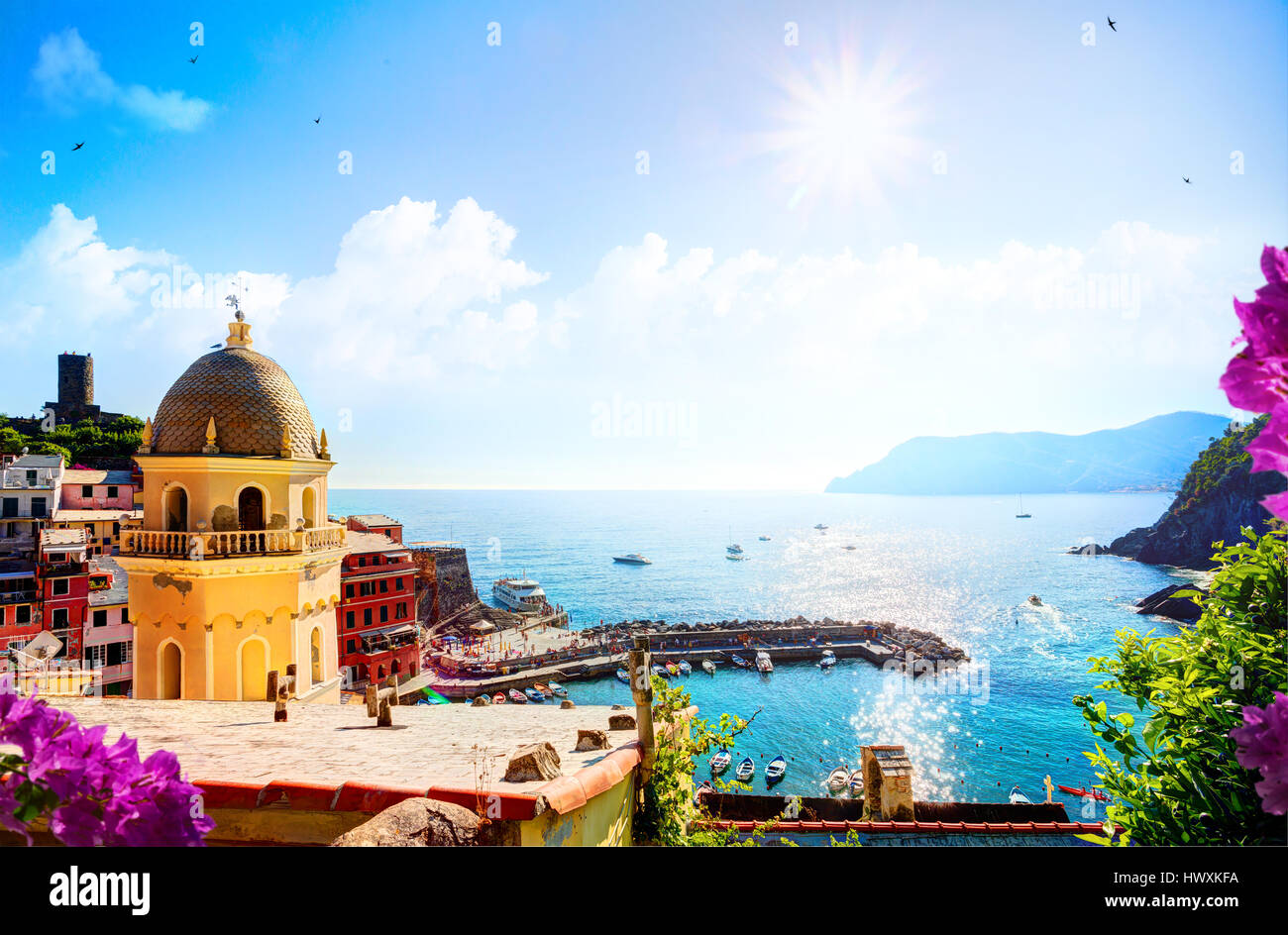 Paisaje romántico casco antiguo mediterráneo en Italia; cinco tierras, Vernazza, Cinque Terre, Liguria Italia Europa. Foto de stock