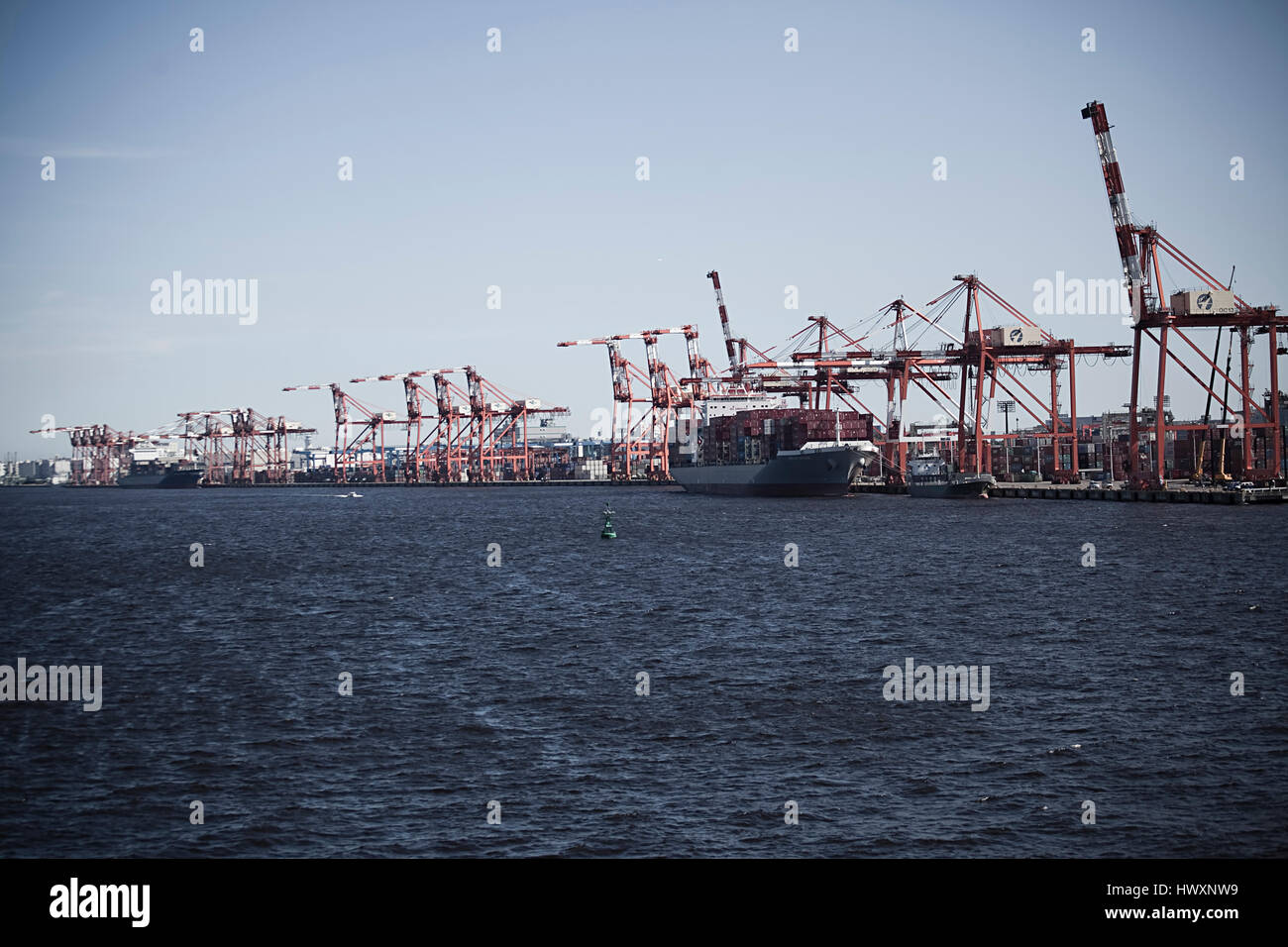 El puerto de Tokio, Japón. Es uno de los mayores puertos marítimos de Japón  y juega un papel muy importante del sistema de transporte japonés  Fotografía de stock - Alamy