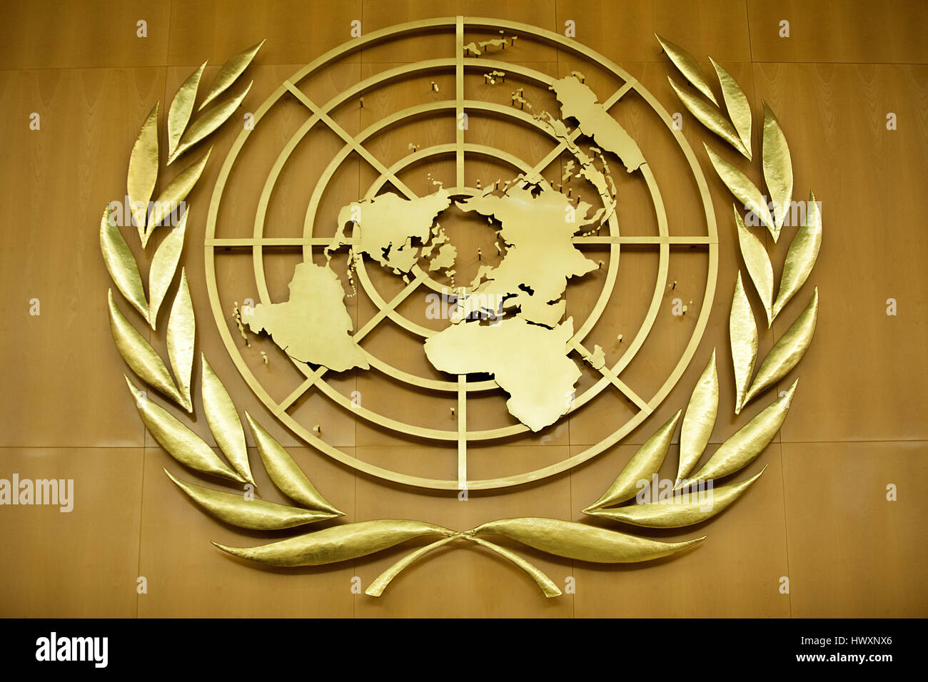 El emblema de la ONU decora las paredes del Salón de la Asamblea General de  las Naciones Unidas en Ginebra, Palais des Nations. Las ramas de olivo  alrededor de la WO Fotografía