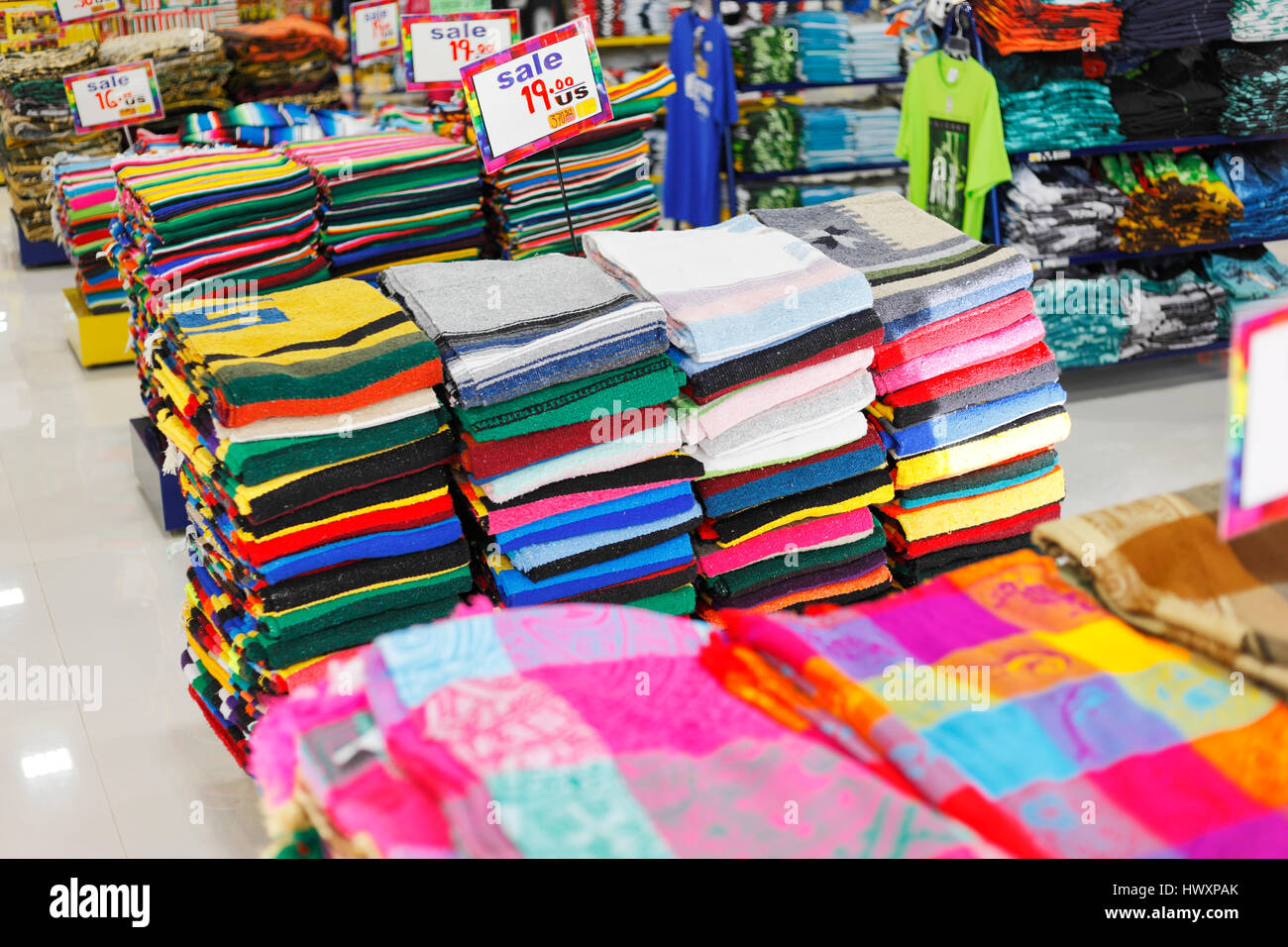 Tradicional Mexicana colorida ropa artesanal en la tienda de regalos  Fotografía de stock - Alamy