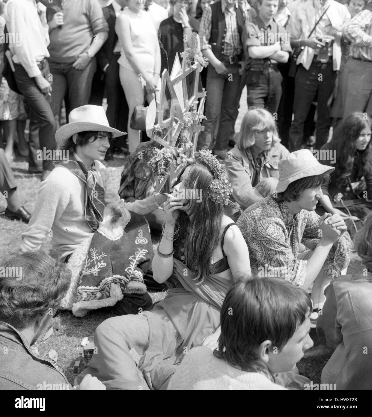 Speakers' Corner en Hyde Park, Londres, se convirtió en un paraíso del fumador cuando la capital de la flor los niños reunidos para un mitin llamando a legalizar la droga Cannabis. Foto de stock