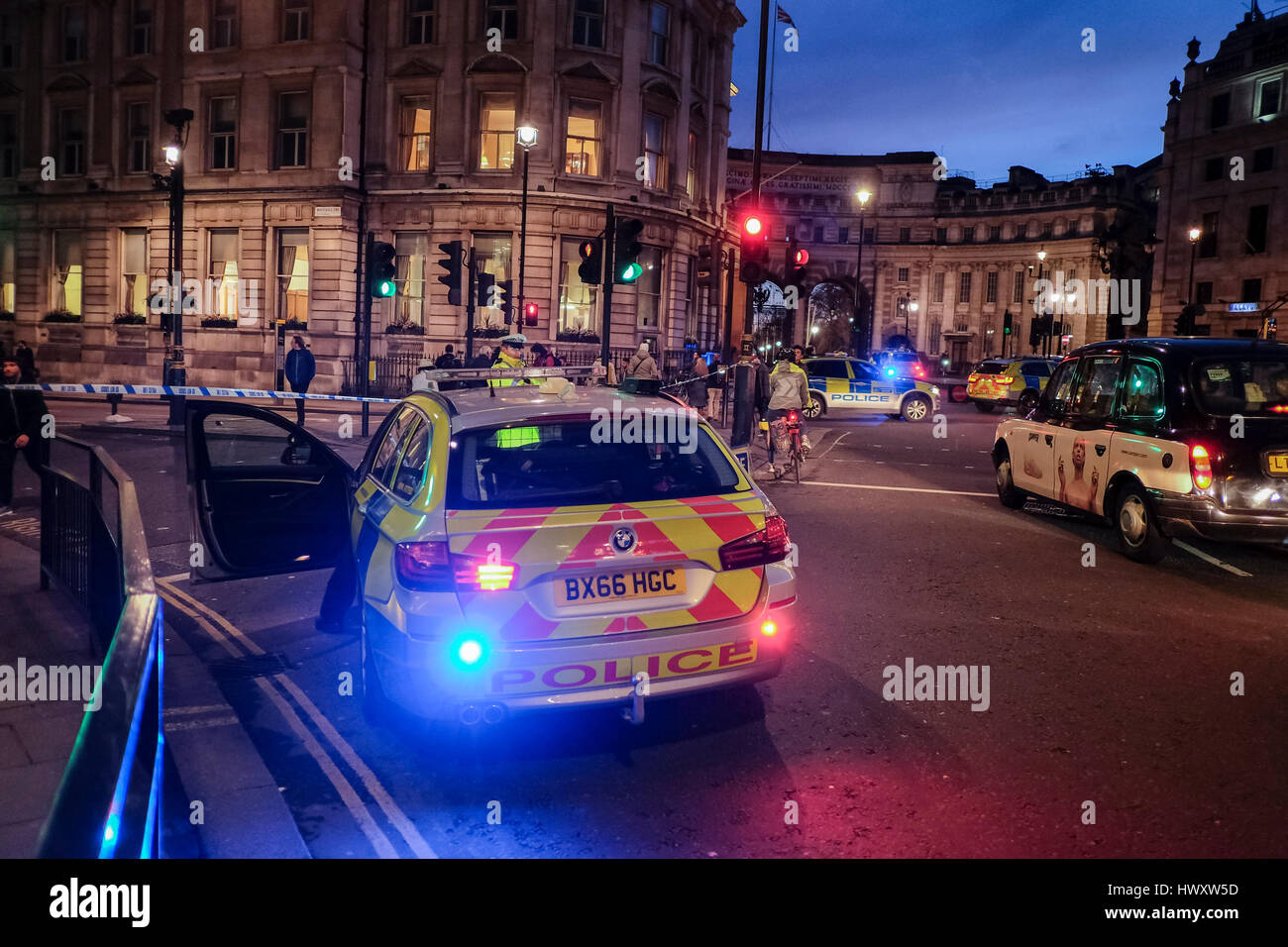 Vehículo de la Policía Metropolitana colocado en el cordoned frente a Whitehall en el centro de Londres después de un ataque terrorista en Westminster el 22 de marzo de 2017. Foto de stock
