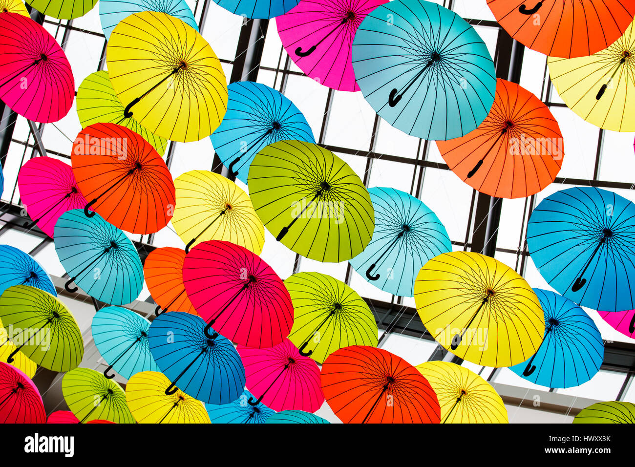 Coloridas sombrillas en el cielo, la calle de decoración. Fondo de colores  Fotografía de stock - Alamy