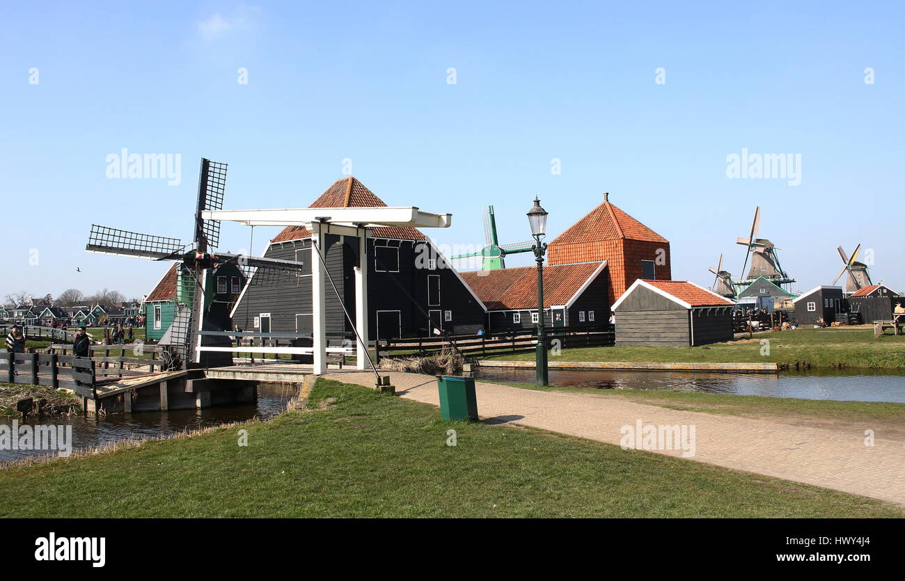 El molino de viento, el puente levadizo de madera y las tradicionales casas holandesas en el museo al aire libre de Zaanse Schans, Zaandam / Zaandijk, Países Bajos Foto de stock