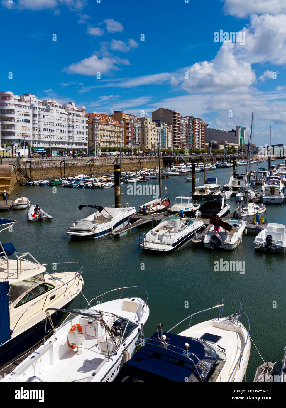 Barcos en el puerto deportivo de Santander en Cantabria, al norte de España Foto de stock