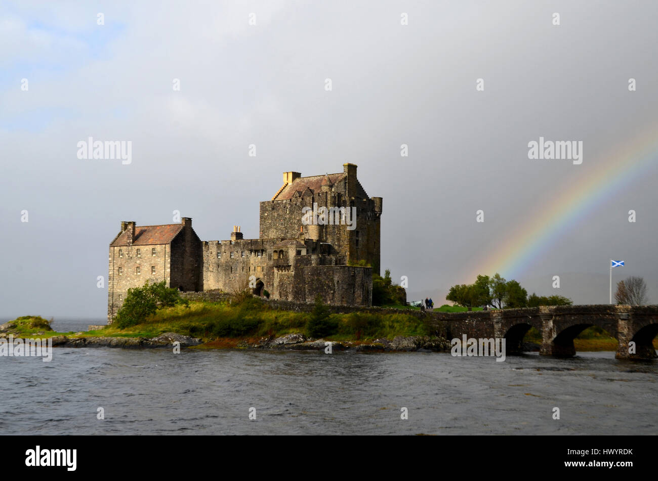 Castillo de Eilean Donan con un hermoso arco iris. Foto de stock