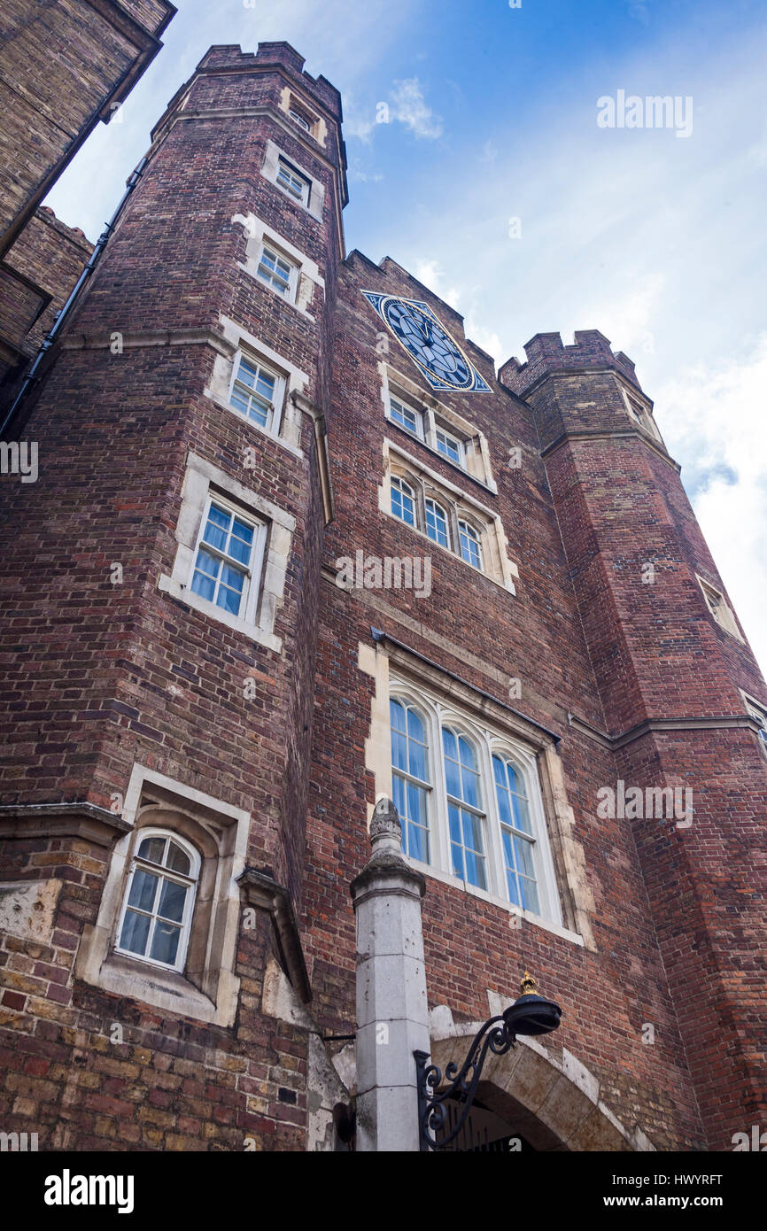 Londres, la ciudad de Westminster Tudor torre de ladrillo rojo de St James's Palace en Pall Mall. Foto de stock