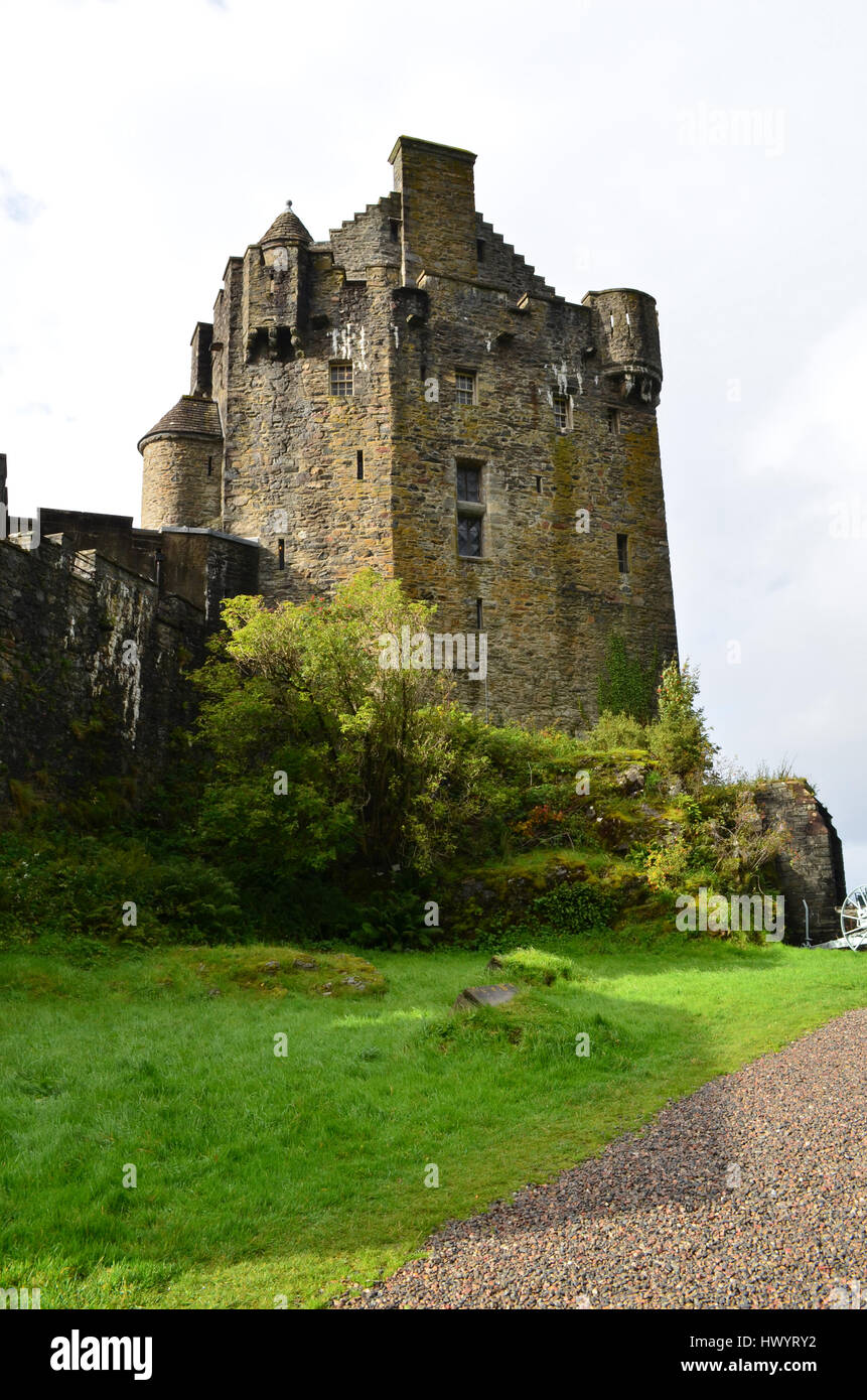 Un ángulo diferente de Castillo de Eilean Donan en Scotlad. Foto de stock