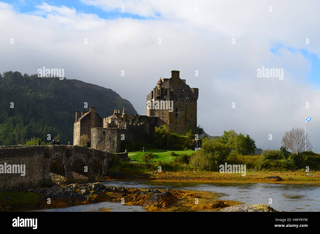 Una magnífica vista del castillo de Eilean Donan en Escocia. Foto de stock
