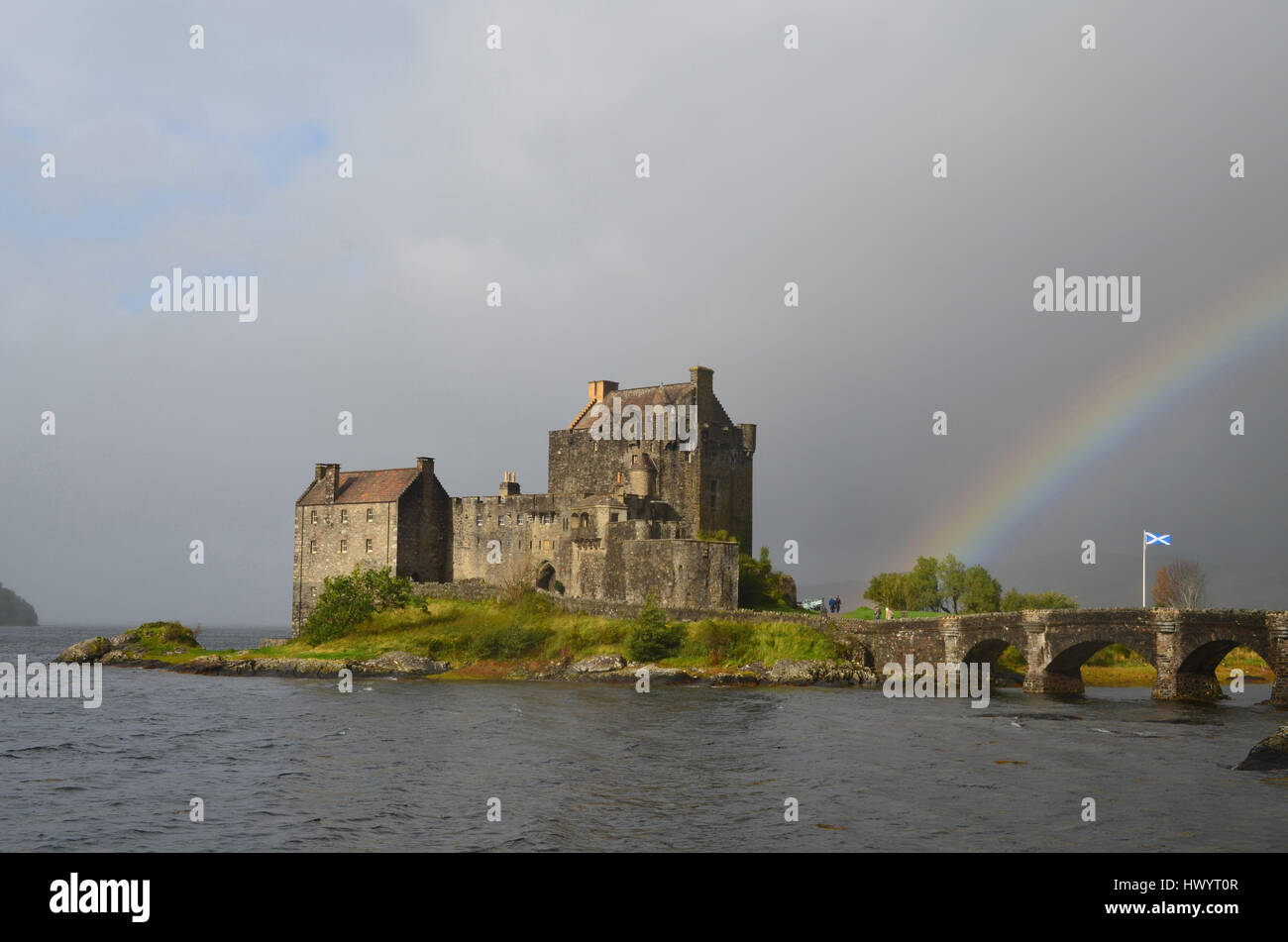Un radiante arco iris en el cielo en el castillo de Eilean Donan. Foto de stock
