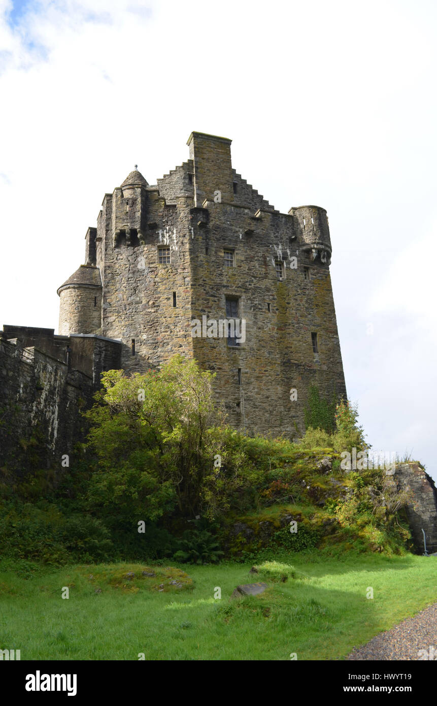 Un vistazo a la parte posterior del castillo de Eilean Donan. Foto de stock