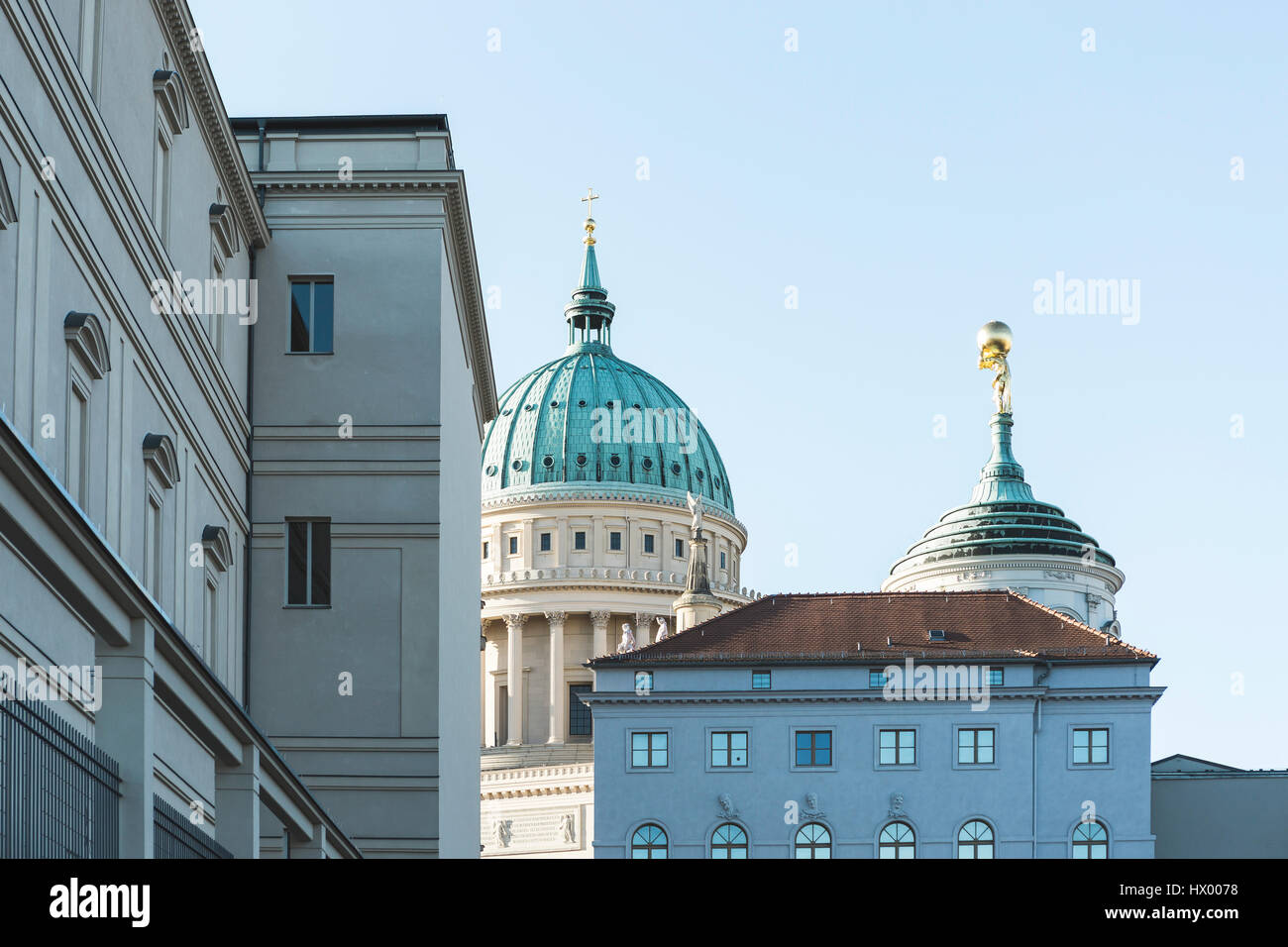 Alemania, Potsdam, Museo Barberini, el antiguo ayuntamiento y la iglesia de San Nicolás en el fondo Foto de stock