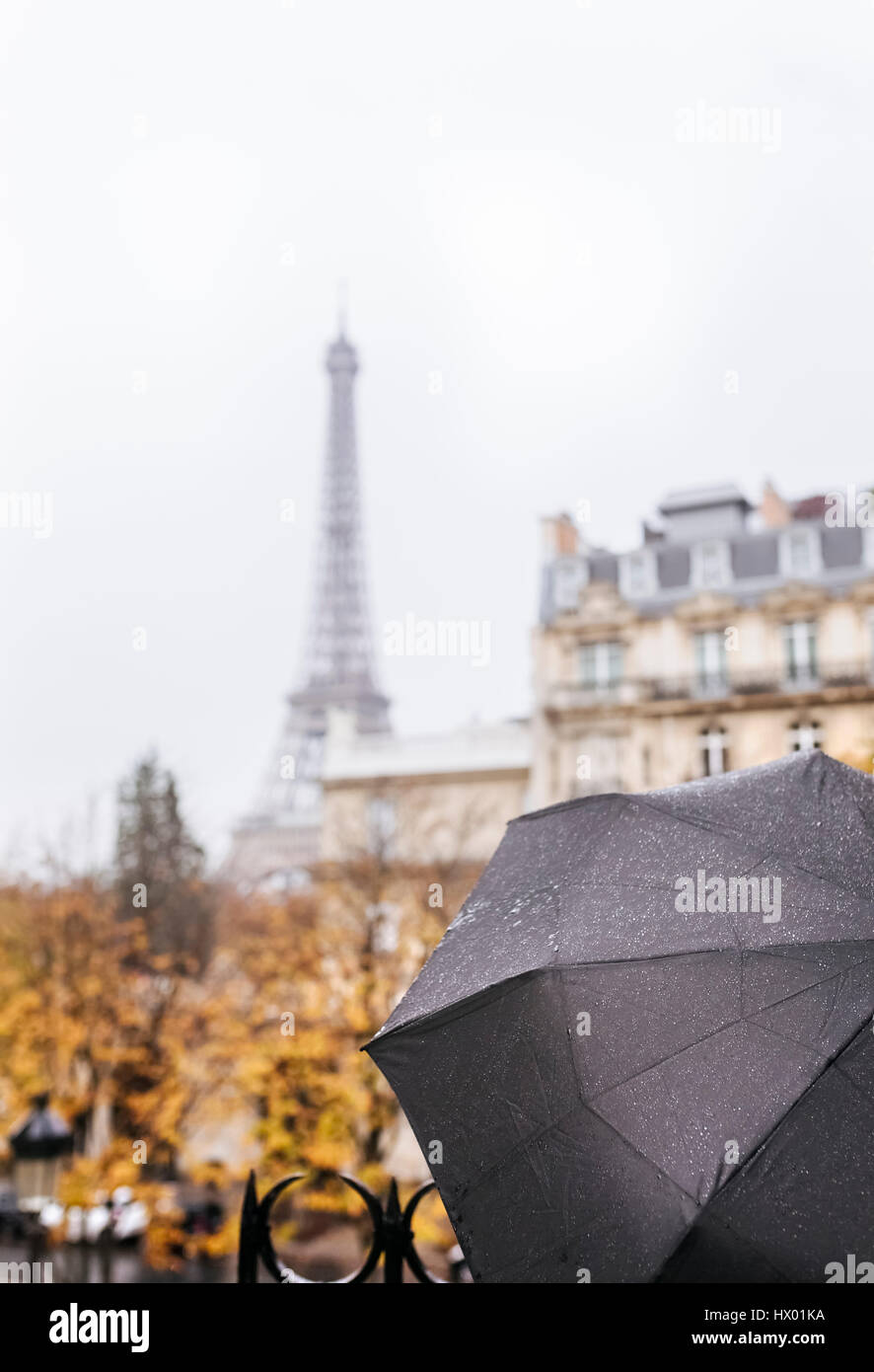 France paris black umbrella eiffel fotografías e imágenes de alta  resolución - Alamy