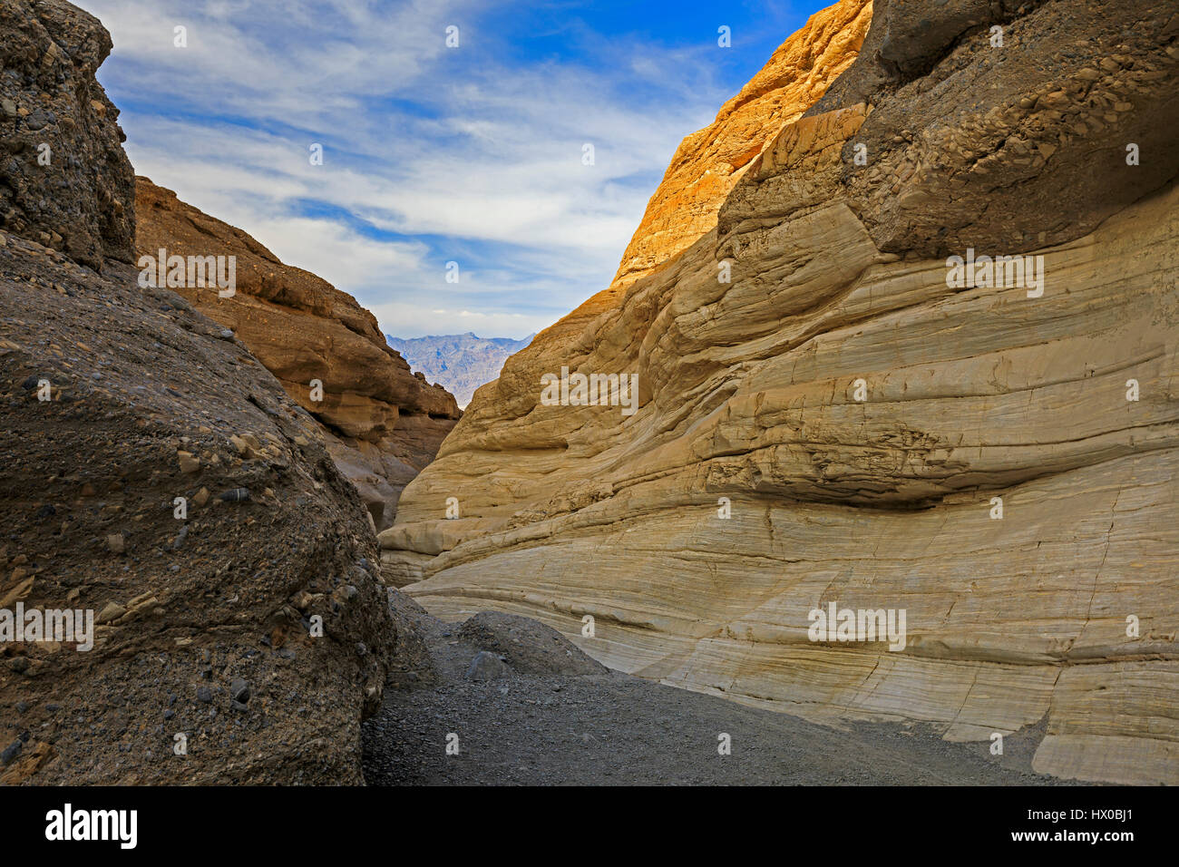 Esta vista mira hacia abajo una ranura a lo largo del sendero en mosaico de cañón del Parque Nacional Valle de la Muerte, California, Estados Unidos. Esta vista muestra el mármol en el cañón. Foto de stock