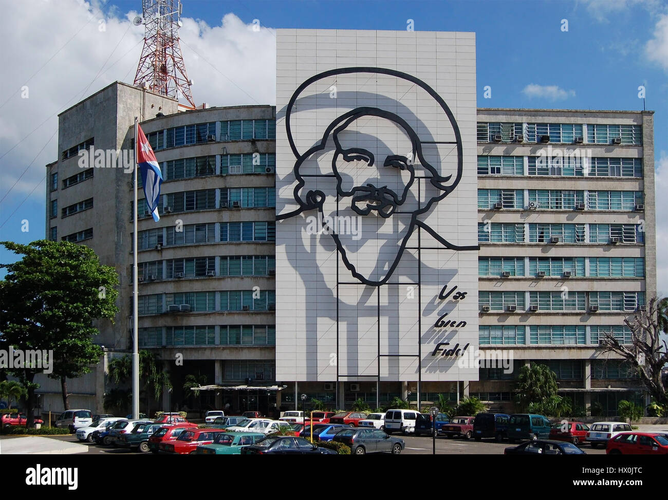 El Ministerio de Comunicaciones, adornada con monumentales retrato de alambre de acero, Plaza de la Revolución, Vedado, Ciudad de La Habana, Cuba Foto de stock