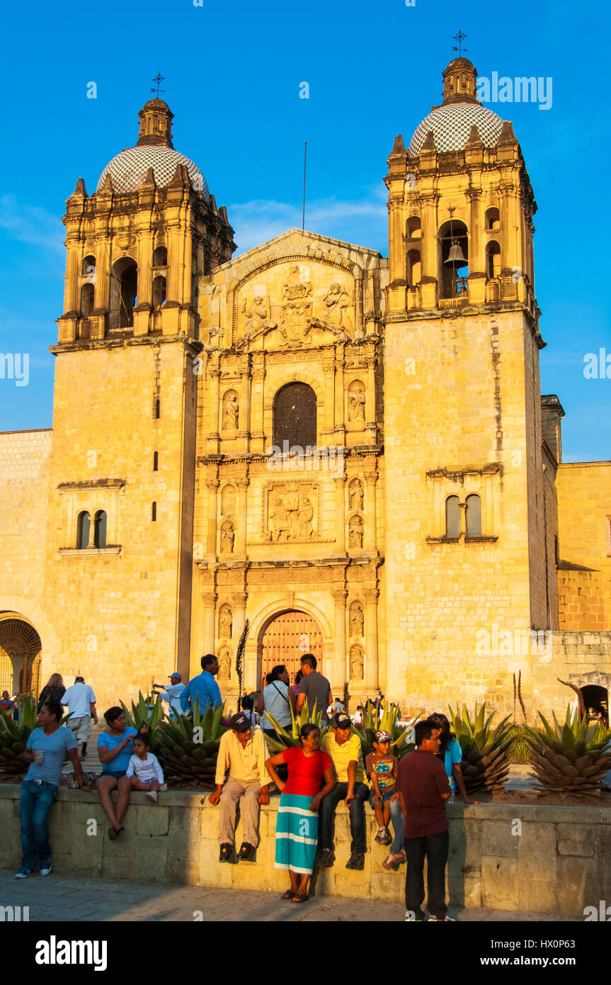La gente nativa en frente de la iglesia de Santo Domingo de Guzmán, centro, Oaxaca, México Foto de stock