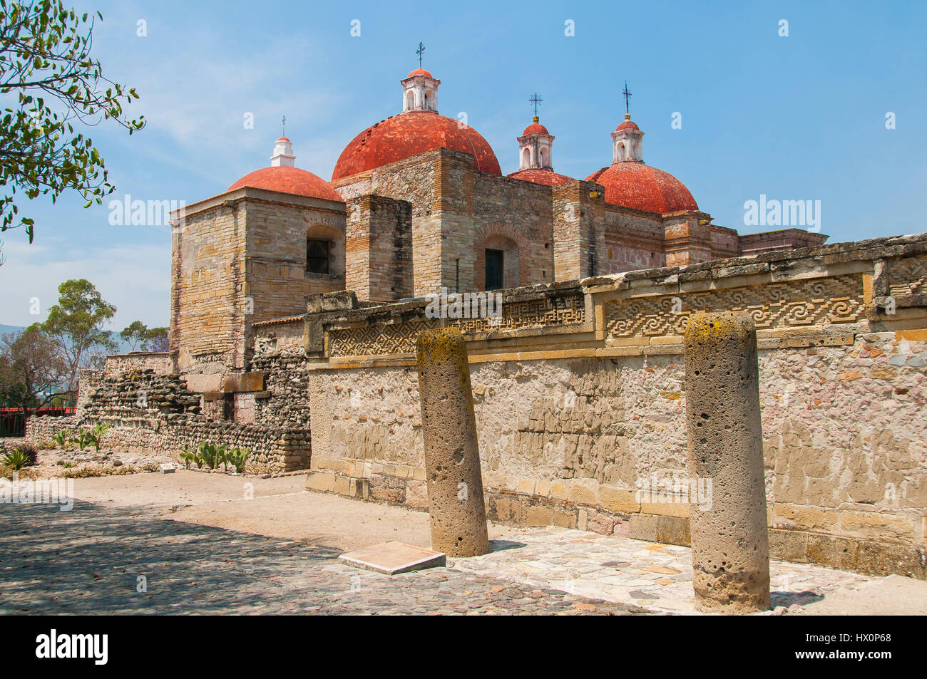 Columna, iglesia y palacio de Palast Mitla, Oaxaca, México Foto de stock