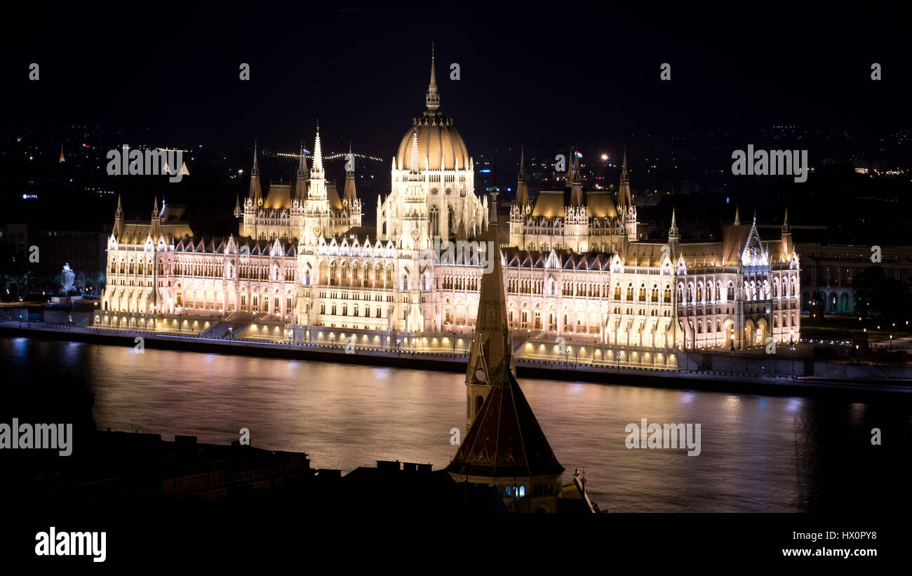 El impresionante edificio del Parlamento de Budapest, a orillas del Danubio. Foto de stock