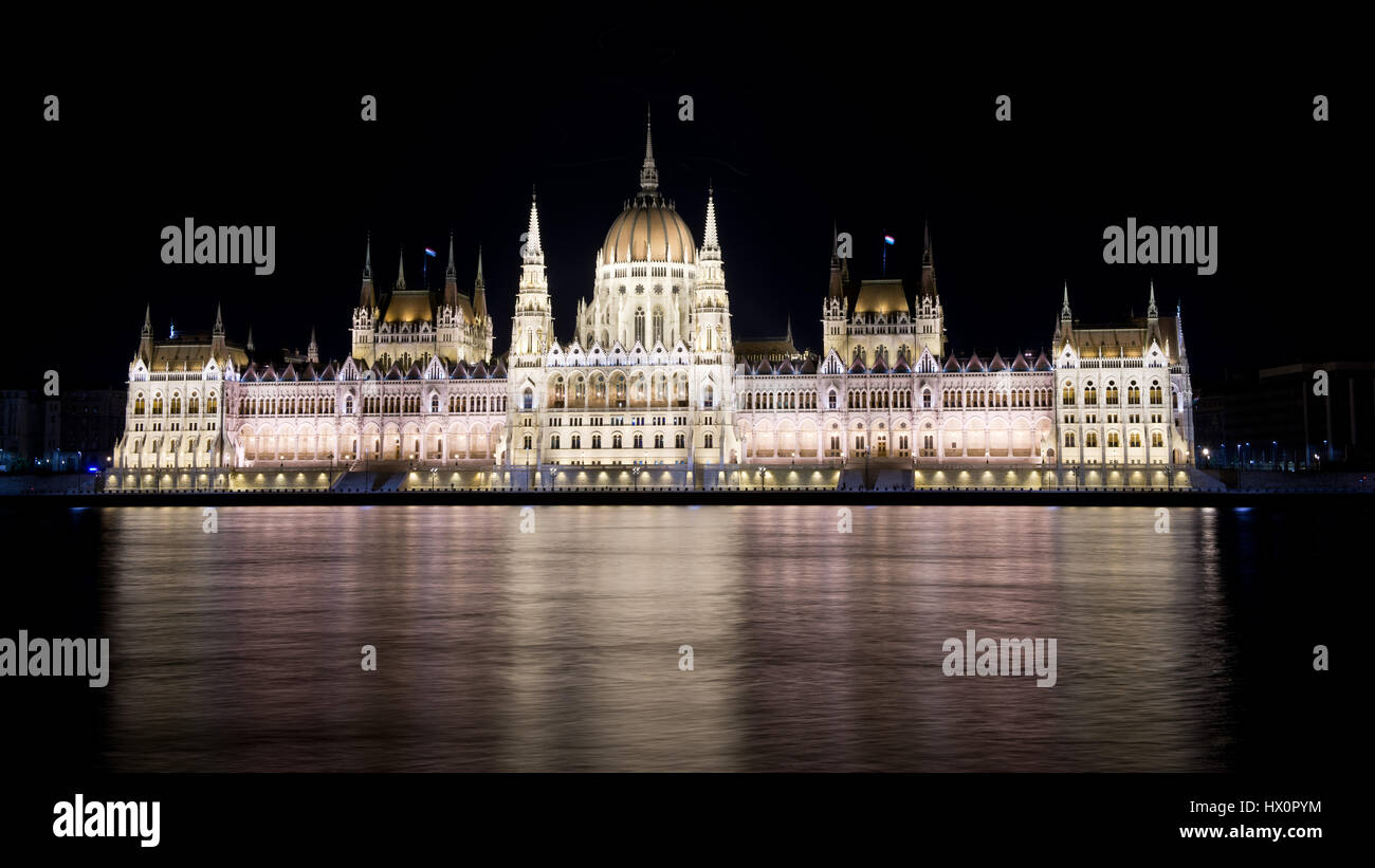 El impresionante edificio del Parlamento de Budapest, a orillas del Danubio. Foto de stock