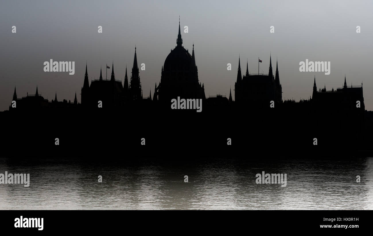 El impresionante edificio del Parlamento de Budapest, a orillas del Danubio. Foto de stock