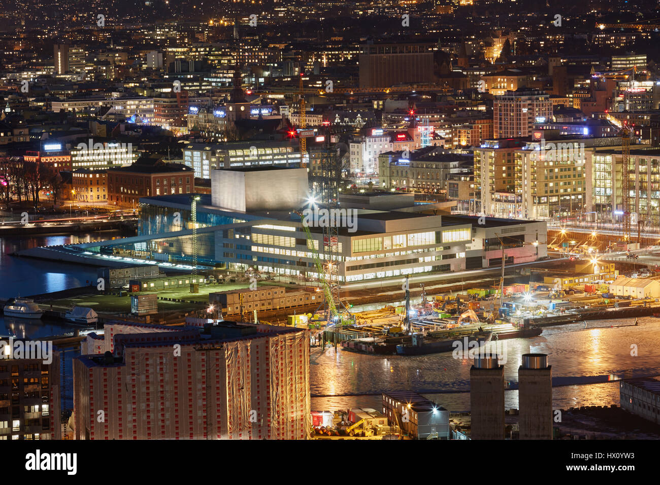 La Casa de la Ópera de Oslo por la noche en el centro de Oslo. La Ópera fue diseñada por Tarald Lundevall y es el mayor edificio construido cultural Foto de stock