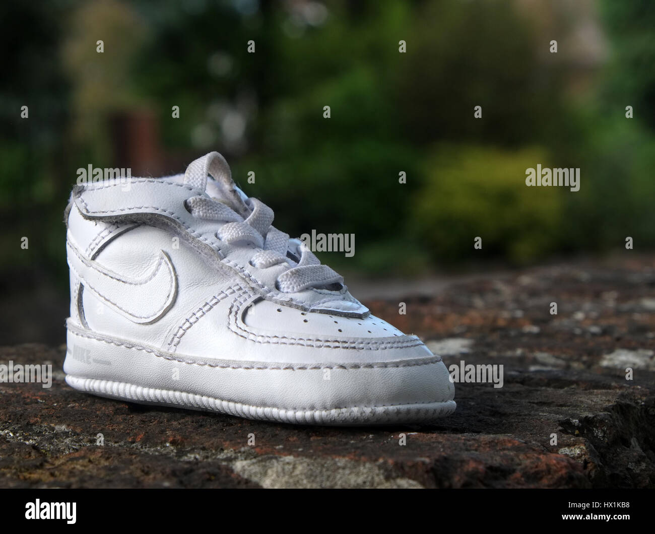 El 21 de junio de 2016 - Blanco Nike zapato bebé perdido y encontrado Fotografía de stock Alamy