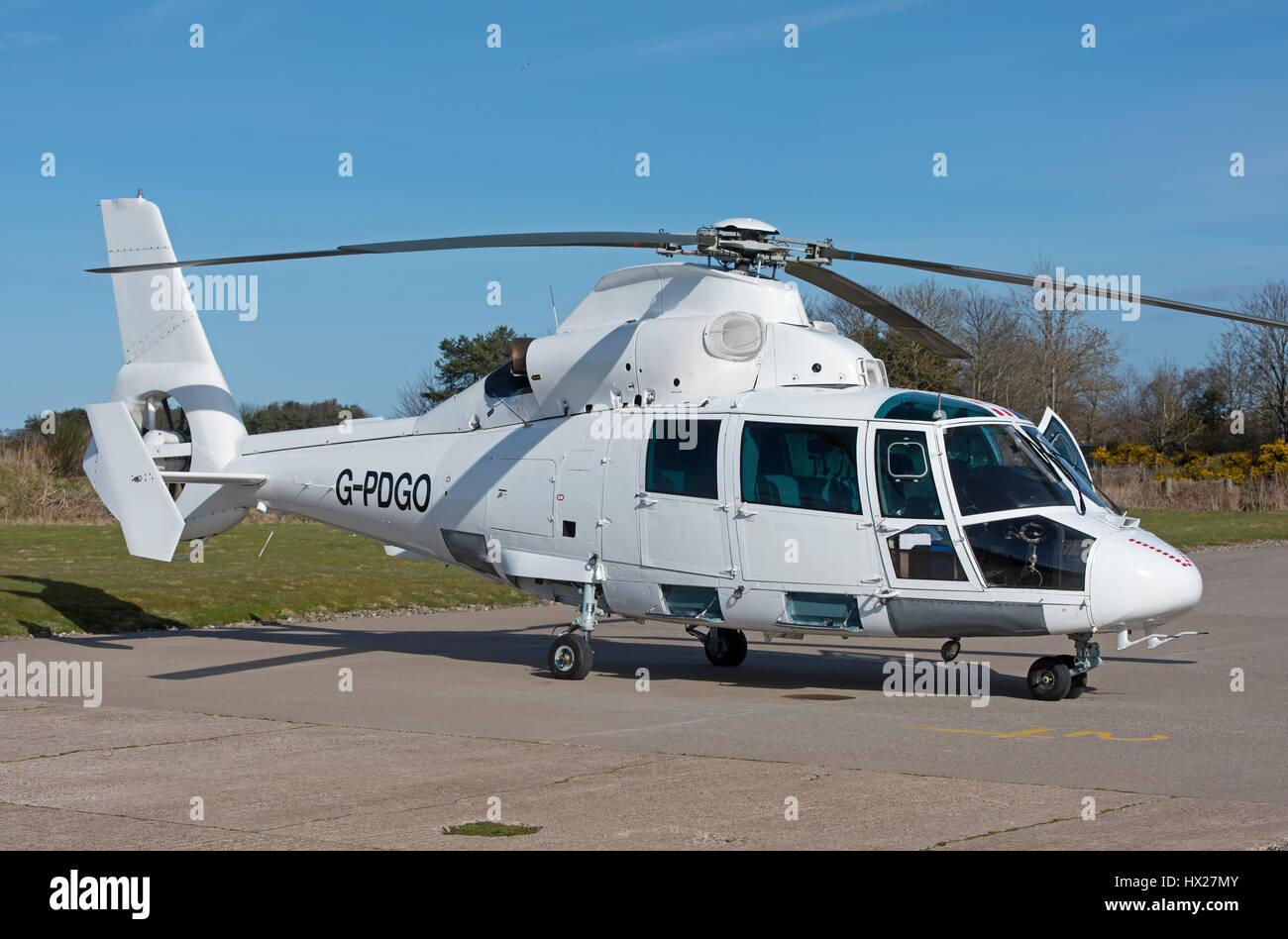 Eurocopter como-365N-2 basados en PDG helicópteros Dauphin Inverness Dalcross Aeropuerto. Región de tierras altas. Escocia. Foto de stock