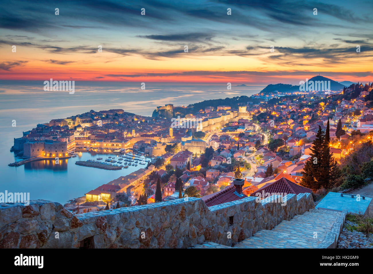 Dubrovnik, Croacia. Bonito y romántico casco antiguo de Dubrovnik durante la puesta de sol. Foto de stock