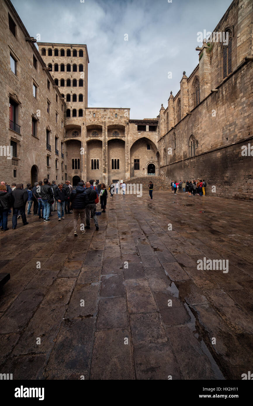 La Plaça del Rei plaza medieval y el Palau Reial Major de Barcelona, el Barrio Gótico (Barri Gòtic) de la ciudad, Cataluña, España Foto de stock