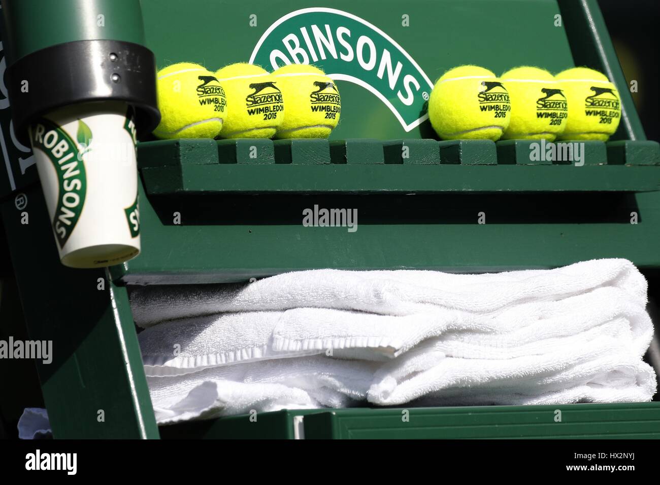 ROBINSONS toallas pelotas de tenis de Wimbledon el Campeonato de Wimbledon 15 del All England Club de Tenis Wimbledon Londres ENGLA Foto de stock
