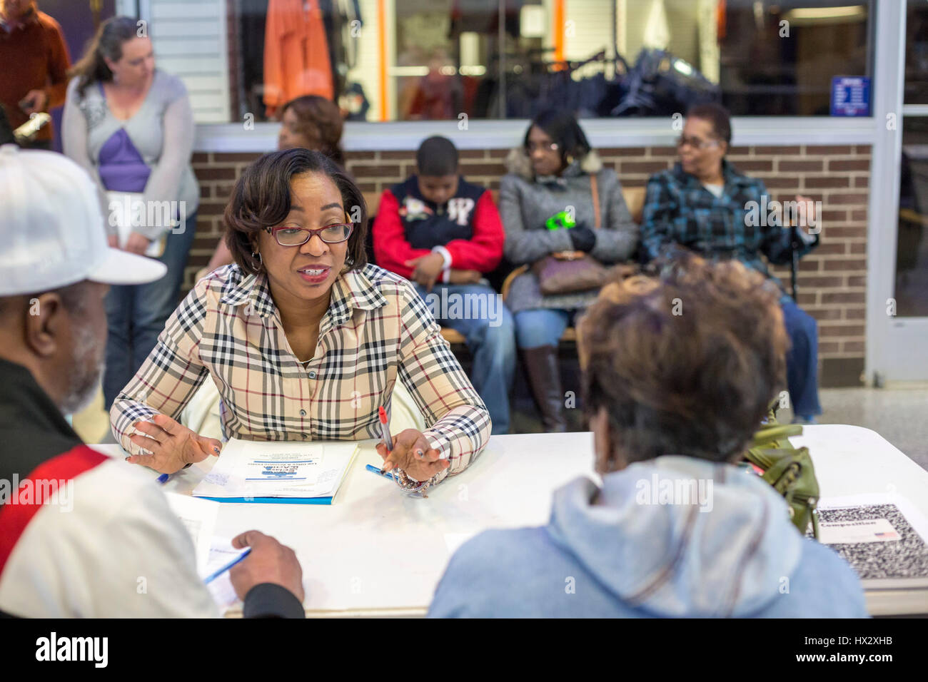 Los abogados reunirse con los residentes de Flint, Michigan, para discutir un juicio de acción de clase para aquellos afectados por el plomo que contaminó el sistema de aguas de la ciudad. Foto de stock