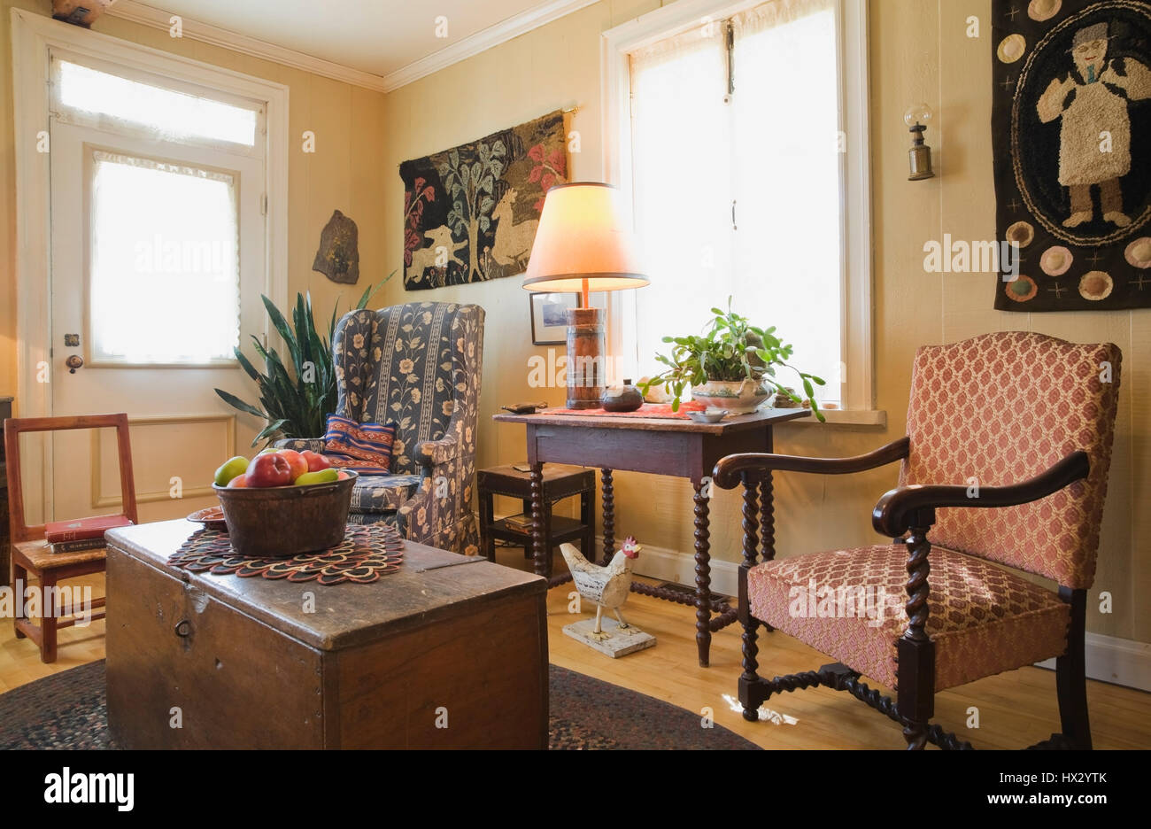 Sala de estar con sillones antiguos y muebles tapizados en 1810 Canadiana  old house interior Fotografía de stock - Alamy