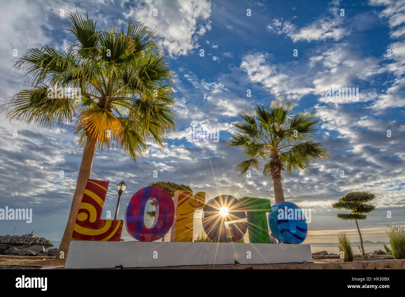 "Loreto" signo en el malecón en Loreto, Baja California Sur, México