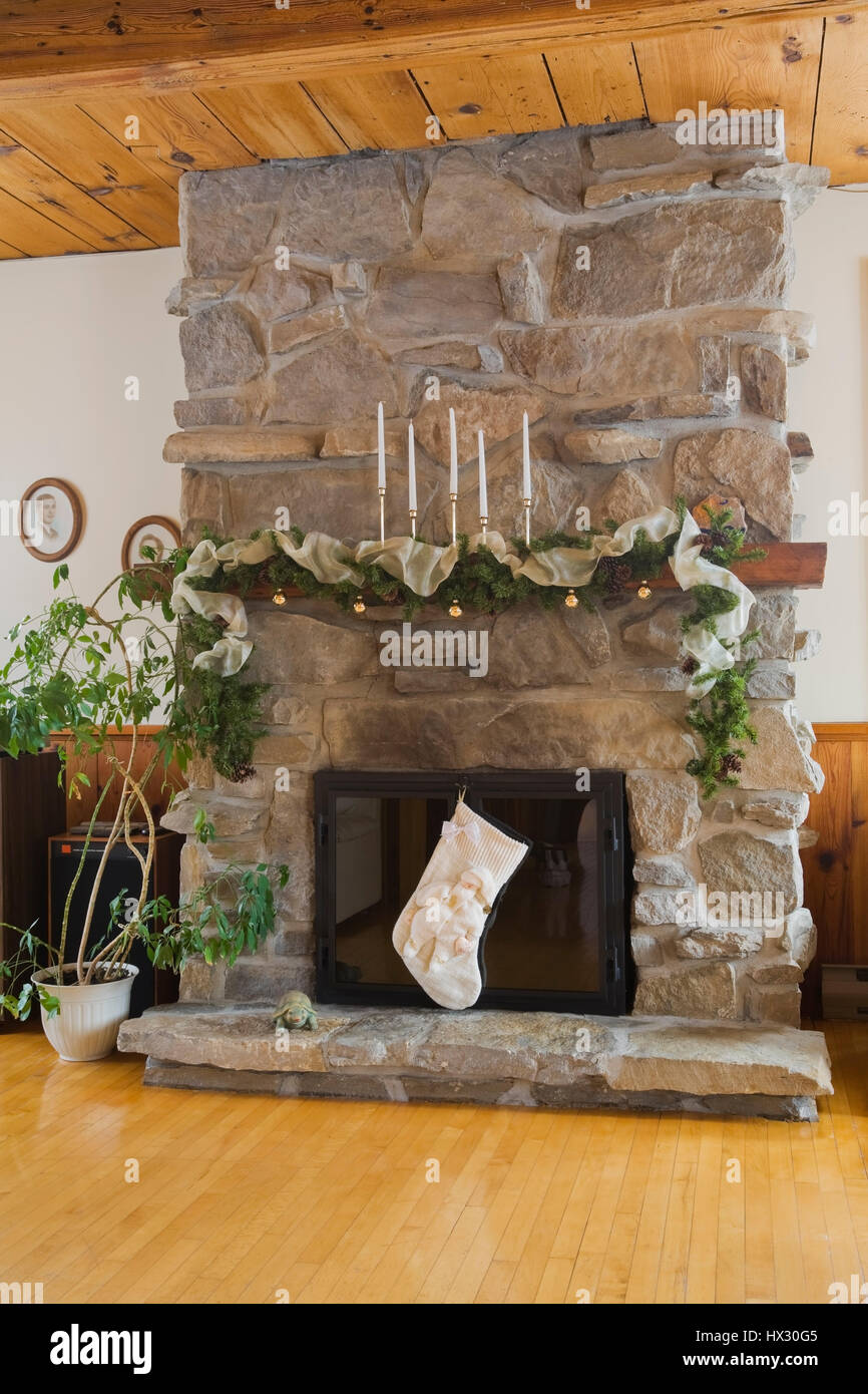 Living room old chimney in stone fotografías e imágenes de alta resolución  - Alamy