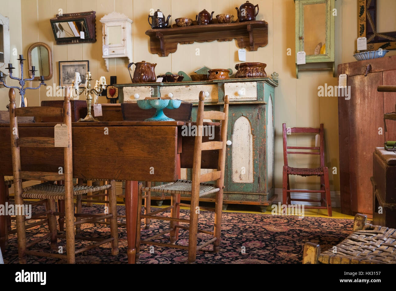 Mesa de comedor antiguas de madera marrón y verde y blanco buffet en ... Mesa de comedor antiguas de madera marrón y verde y blanco buffet en ...