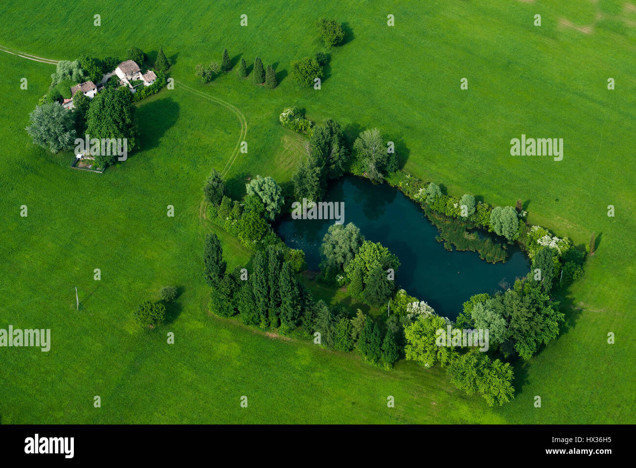 Manor con estanque en Bassano del Grappa, Veneto, Italia Foto de stock