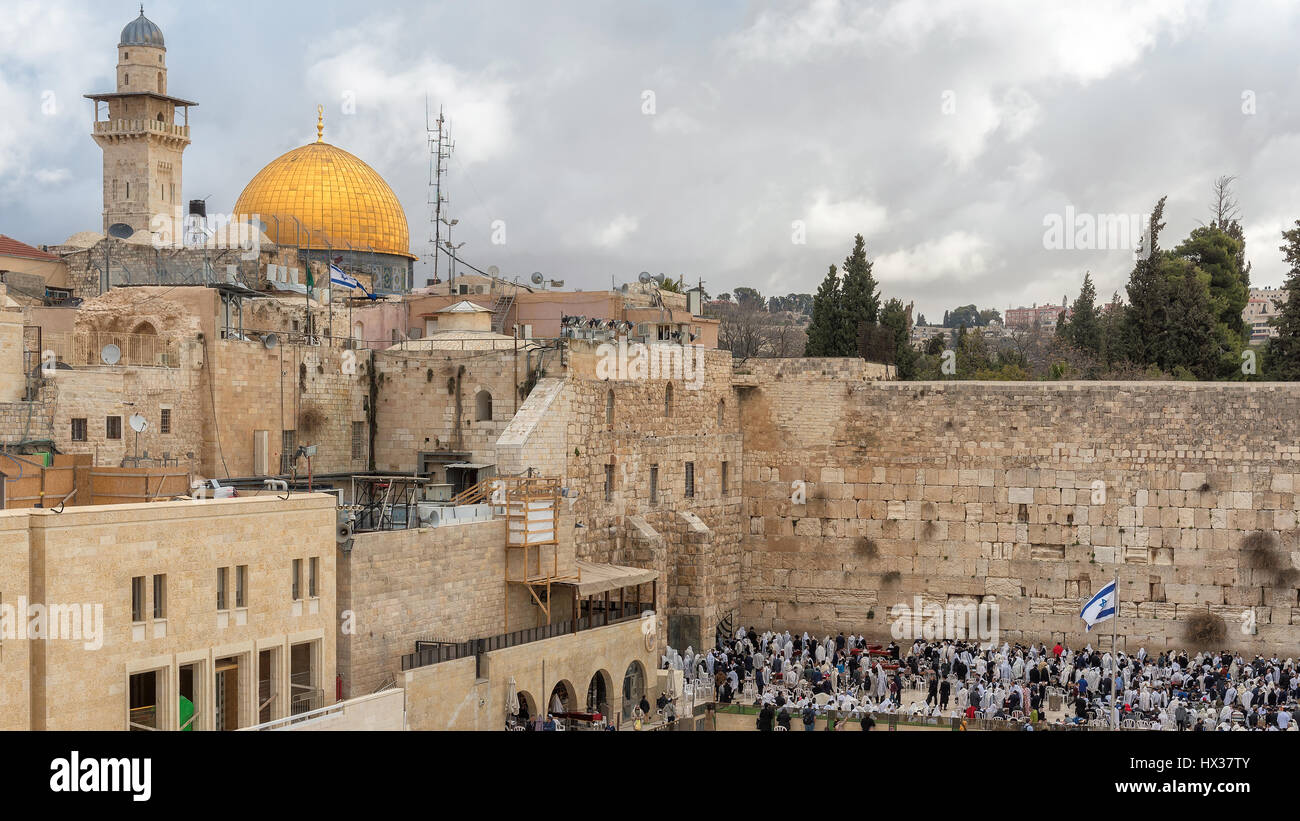 Muro de las Lamentaciones y la cúpula dorada de la roca al atardecer, la Ciudad Vieja de Jerusalén, Israel. Foto de stock