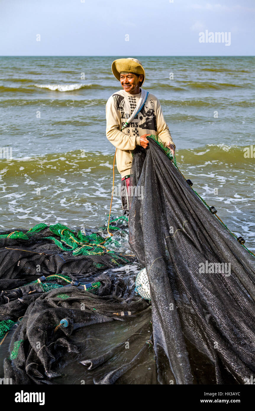 Un pescador filipino utiliza su seine net en Baybay Beach, Roxas City, Capiz, Isla de Panay, Filipinas. Foto de stock