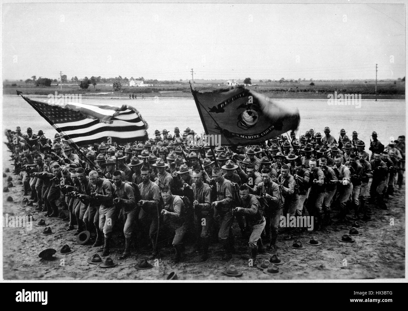 Decenas de infantes de Marina de los Estados Unidos, agrupados por la orilla portando banderas para un anuncio de contratación durante la I Guerra Mundial, 1918. Imagen cortesía de los Archivos Nacionales. Foto de stock