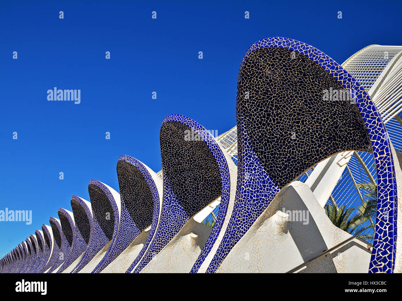 VALENCIA, España - 8 de noviembre de 2016. Detalle arquitectónico del Umbracle (galería que contiene plantas valenciano indígenas) decorados con tradicionales ult Foto de stock