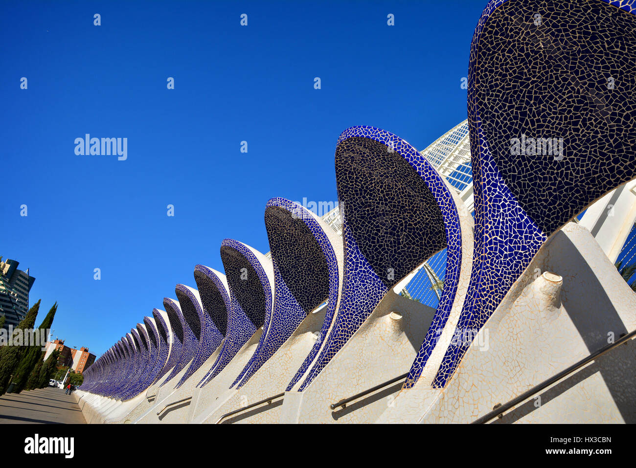 VALENCIA, España - 8 de noviembre de 2016. Detalle arquitectónico del Umbracle (galería que contiene plantas valenciano indígenas) decorados con tradicionales ult Foto de stock