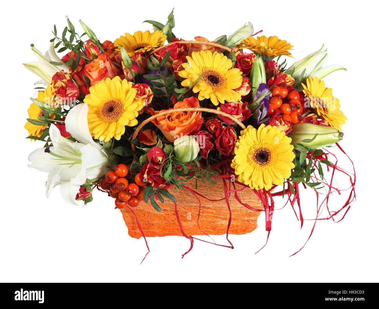 Arreglo floral en canasta de naranjas, rosas amarillas, gerberas,  margaritas y azucenas, aislado sobre fondo blanco Fotografía de stock -  Alamy