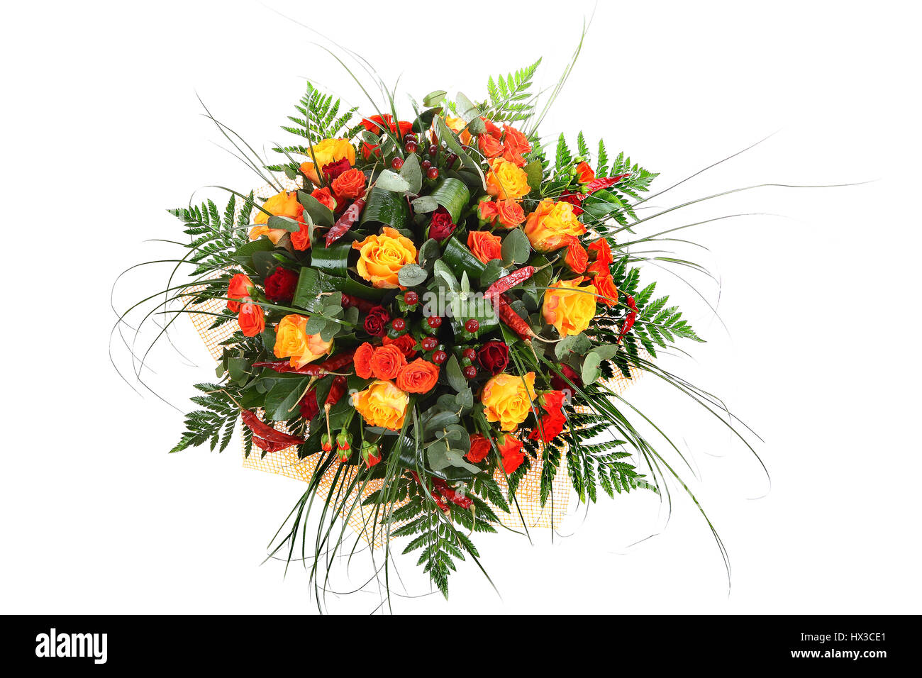 Rosas mixtas, arreglo floral de naranja, amarillo y rosas rojas,  composiciones florales, colorido ramo de rosas aisladas sobre fondo blanco  Fotografía de stock - Alamy