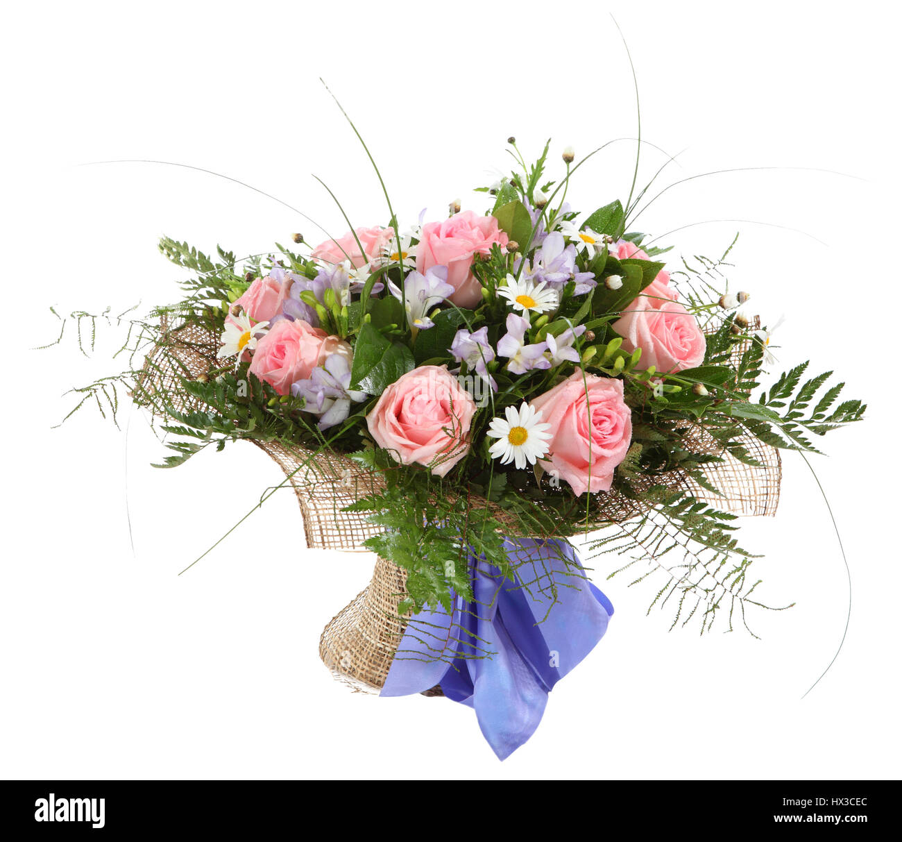 Arreglos florales, ramo de margaritas blancas y rosas rosas. Composición  floral, imagen aislada sobre fondo blanco Fotografía de stock - Alamy