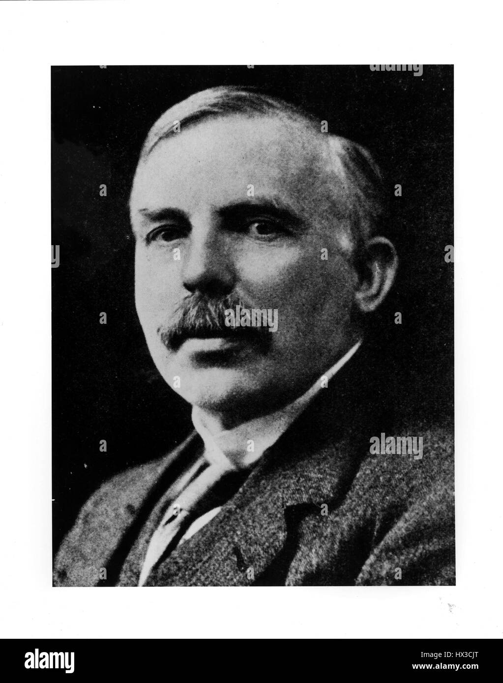 Retrato de Earnest Rutherford, ganador del Premio Nobel de Química 1908, 1920. Imagen cortesía del Departamento de Energía de Estados Unidos. Foto de stock