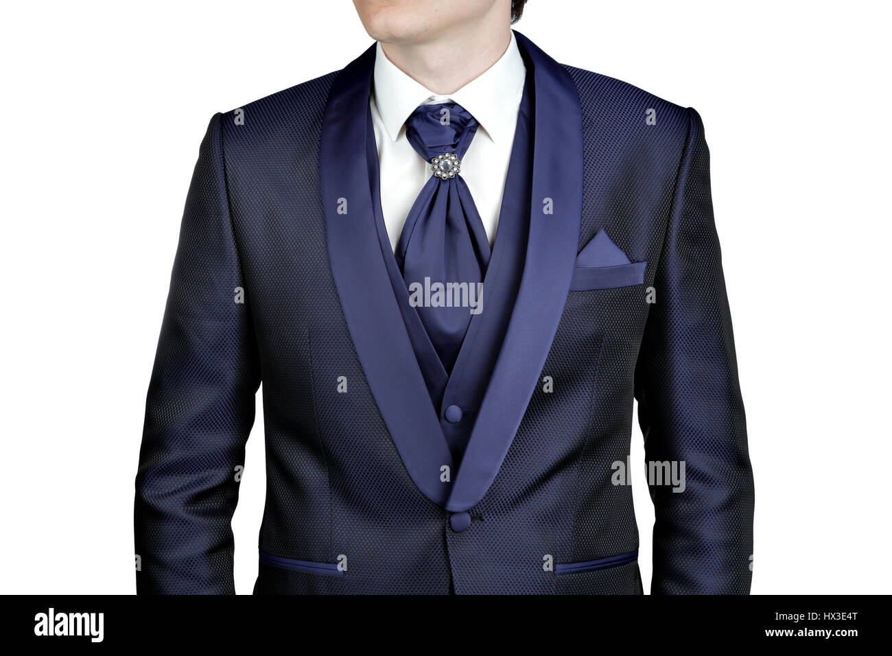 Traje azul marino para hombres, una boda prom, chaleco, camisa, corbata plastrón con un broche cierre, aislado en un blanco de stock - Alamy